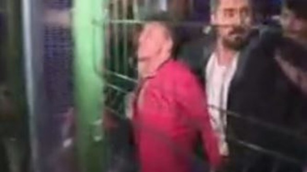 Hakeme saldıran taraftarın stadyumdan çıkışı