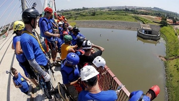 149 kişi köprüden atlayarak rekor kırdı