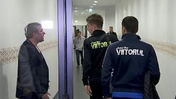 Hagi'den röportaj veren oyuncuya frıça