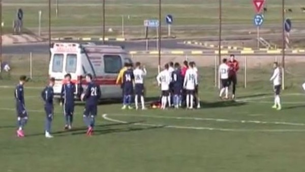 Kaleci rakibini hastanelik etti