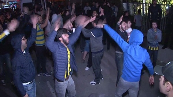 Fenerbahçe taraftarları tesisleri bastı