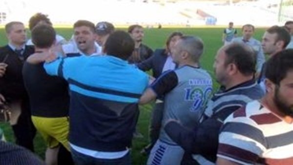 Amatör maçta arbede çıktı