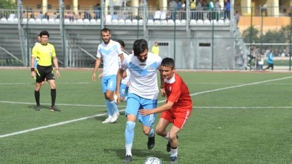 Futbolculara Kızdı Sahaya Çocukları Çıkardı