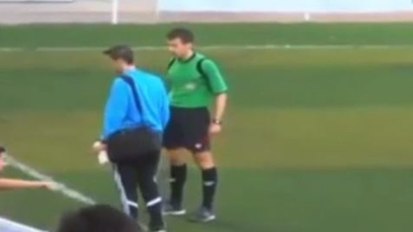 Kırmızı Kart Gösteren Hakeme Kafa Attı