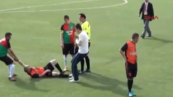 Yerde Yatan Futbolcuya Şok Hareket!