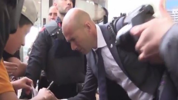 Real Madrid'li oyuncular El Clasico öncesi imza dağıttı