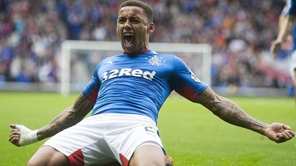 Sağ ayağıyla kaleye füze gönderdi