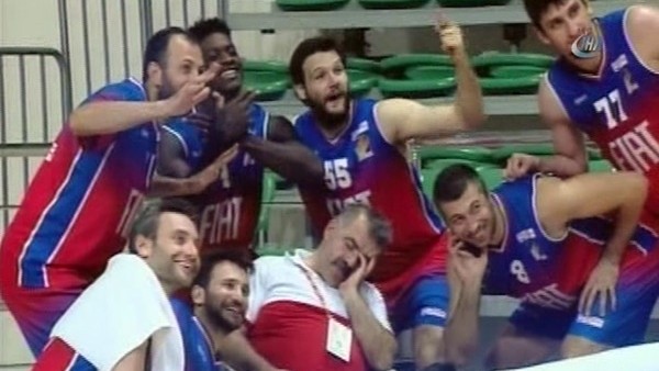 Canlı yayında galibiyet pozu