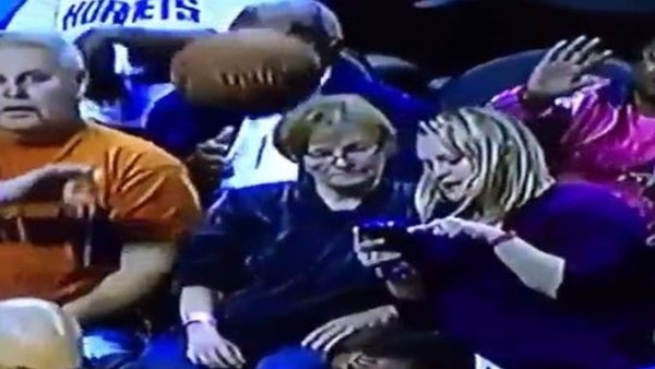 Kadın Taraftarın Yüzüne Top Çarptı