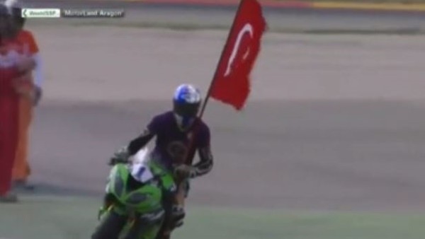 Kenan Sofuoğlu, Türk bayrağını dalgalandırdı