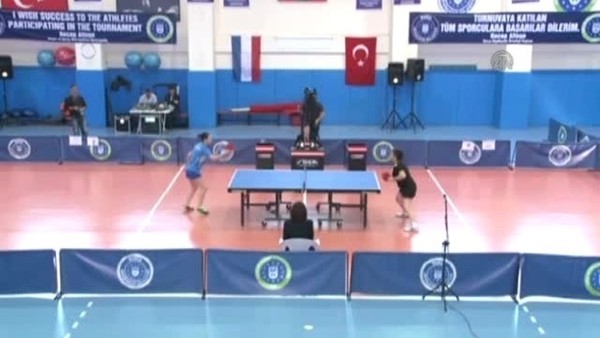 Torunu yaşındaki rakipleriyle raket sallıyor