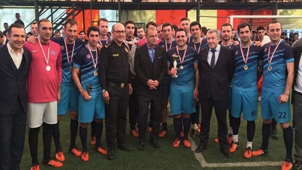 Emniyet müdürleri ve ünlü futbolcular kapıştı