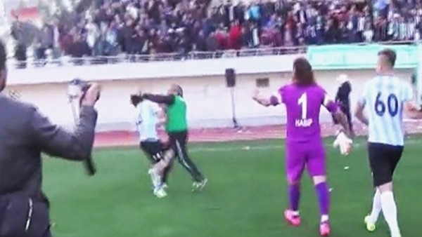 Kızına Mesaj Yazan Futbolcuyu Dövdü!