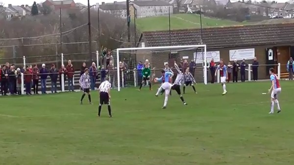 Amatör maçta akıllara zarar gol