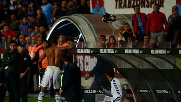 Nani'nin formasını almak isteyen taraftarı darp ettiler