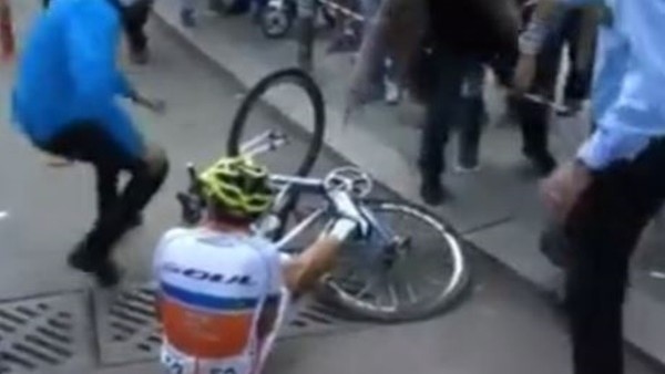 Düşen Bisikletçiye Yardım Etmeye Çalışınca..