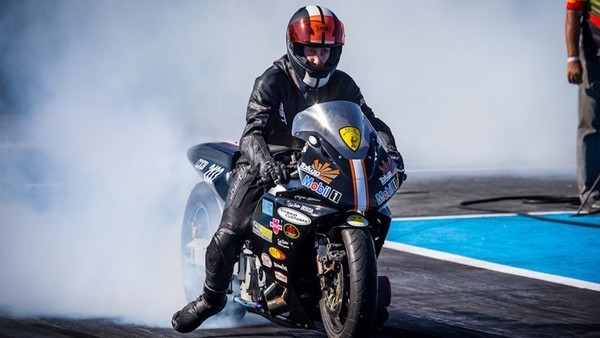 Motosiklet altından uçtu gitti