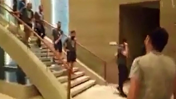 Adana Demirsporlu taraftar otel basarak takımını protesto etti