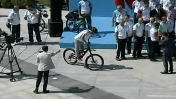 Kenan Sofuoğlu Tekerleksiz Bisiklet İle Şov Yaptı