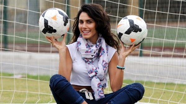 Serenay Aktaş'tan Kızlara Uygulamalı Futbol Dersi