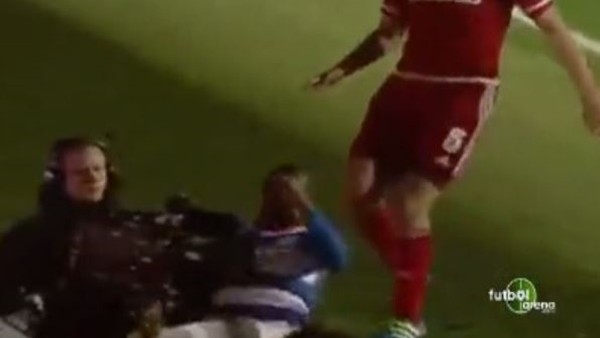 Junior Hoilett'in kameramanın bulunduğu bölüme düşmesi