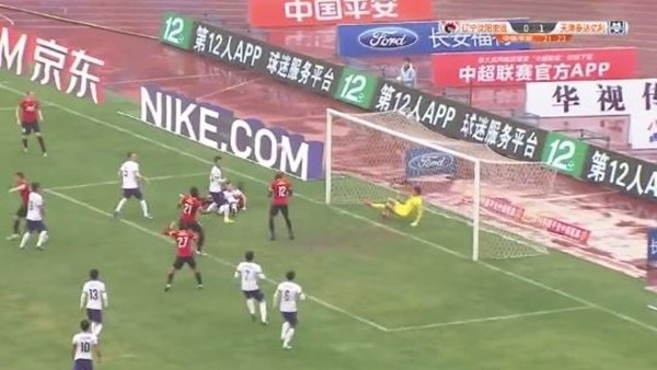 Çin'li Kaleci Kalesinde Devleşti!