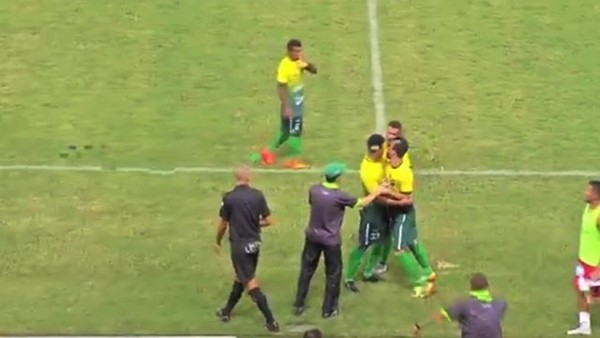 20. dakikada oyundan alınınca teknik direktöre saldırdı