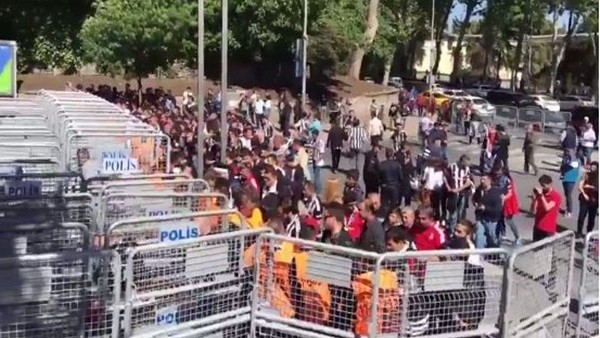 Beşiktaş taraftarları Vodafone Arena etrafında toplanmaya başladı.