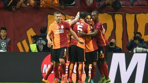 Galatasaray sağ bek rekoru kırdı