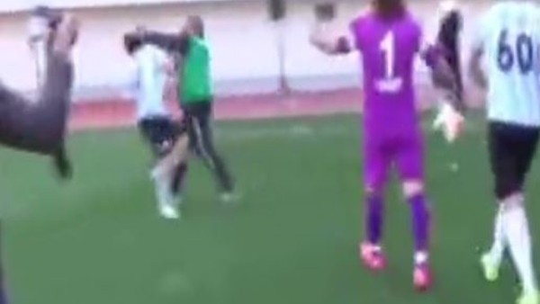 Futbolcuyu tek yumrukla yere serdi