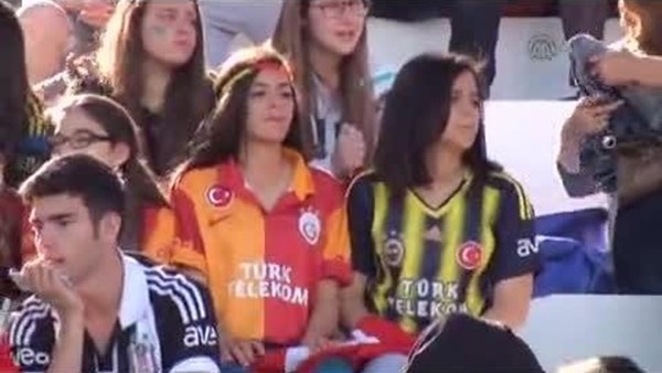 Eski futbolculardan sosyal sorumluluk projesine destek