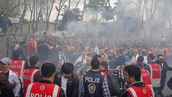 Vodafone Arena Önünde Taraftara Polis Müdahalesi