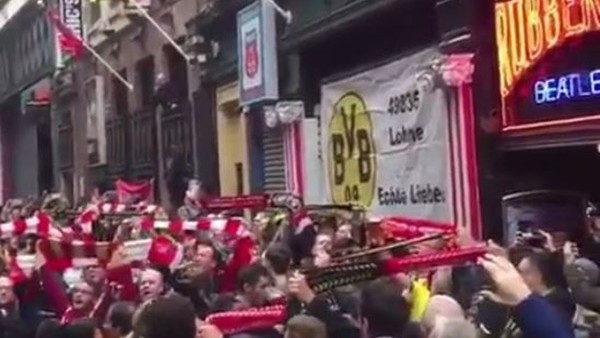 Liverpool ve Dortmund taraftarı birlikte ''You'll Never Walk Alone'' şarkısı söyledi