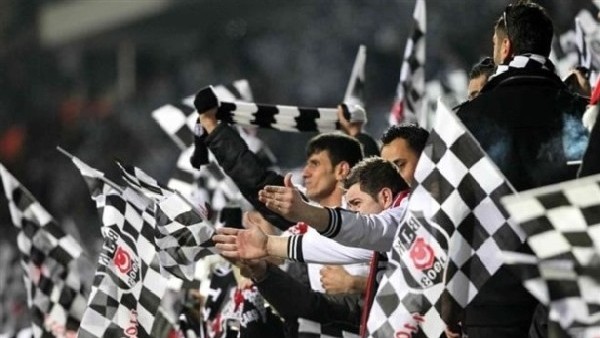 Beşiktaş taraftarları çarşıyı inletti