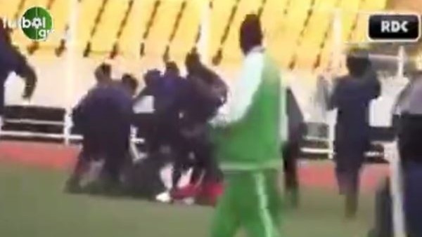 Kongo'da da hakemi tekme tokat dövdüler