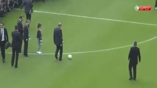 Başbakan Ahmet Davutoğlu'ndan Şık Hareketler