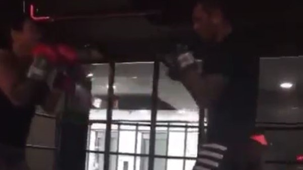 Fernandao eşi Daia ile boks antrenmanı yapıyor