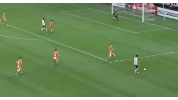 Genç oyuncudan akıllara zarar gol