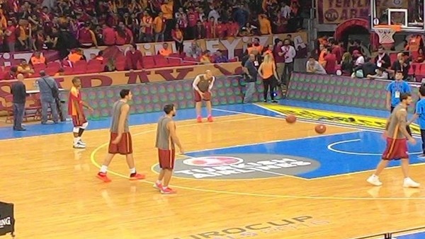 Yusuf Okur maç öncesi taraftarlarla üçlü çektirdi.