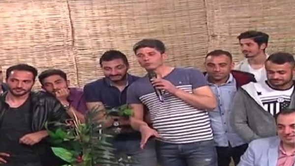 Canlı yayında evlenme teklifi yaptı