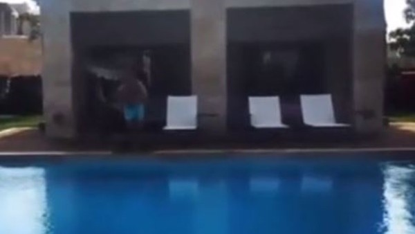 Cenk Tosun'un havuz keyfi