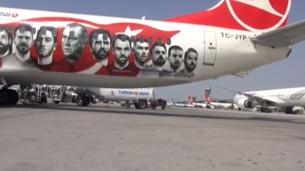 THY uçağı millilerin fotoğraflarıyla süslendi