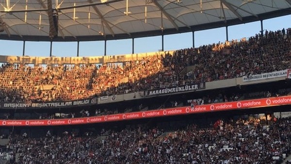 Vodafone Arena'daki taraftarlar kupa törenini bekliyor