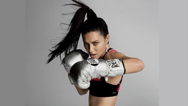 Adriana Lima boksa merak sardı