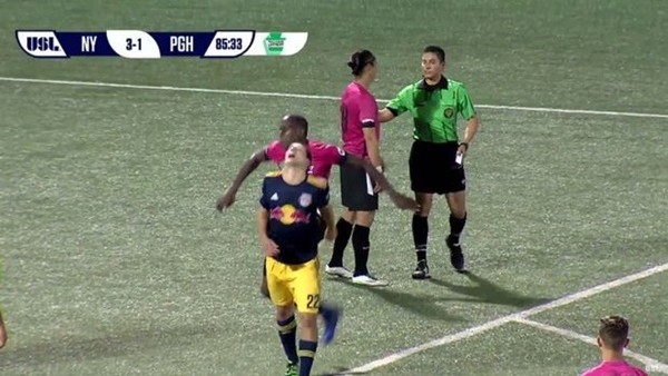 Kırmızı kart gördü rakibini tekmeledi