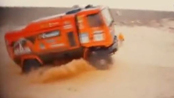 Dev kamyon gazeteciyi çiğnedi geçti