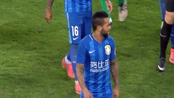 Alex Teixeira 2 dakikada kızardı