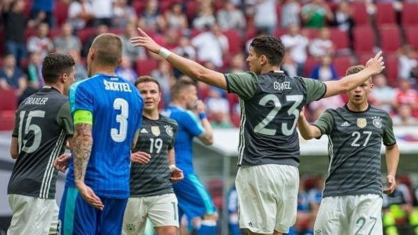 Mario Gomez'in Slovakya penaltıdan attığı gol