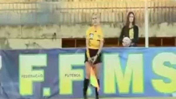 Kadın hakem gözyaşlarını tutamadı