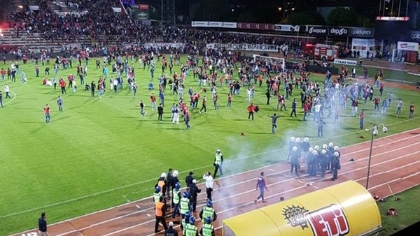 Eskişehirspor taraftarları stadı yaktı